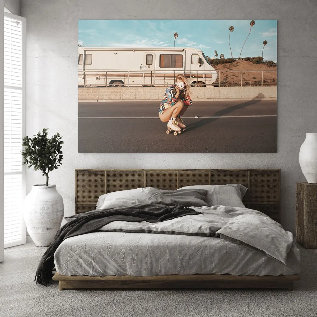 Obraz na szkle - Dziewczyna na wrotkach fotografująca w słońcu Kalifornii - 70x50cm - Uśmiech, proszę! - Nowoczesna dekoracja ścienna do salonu i sypialni ARTTOR