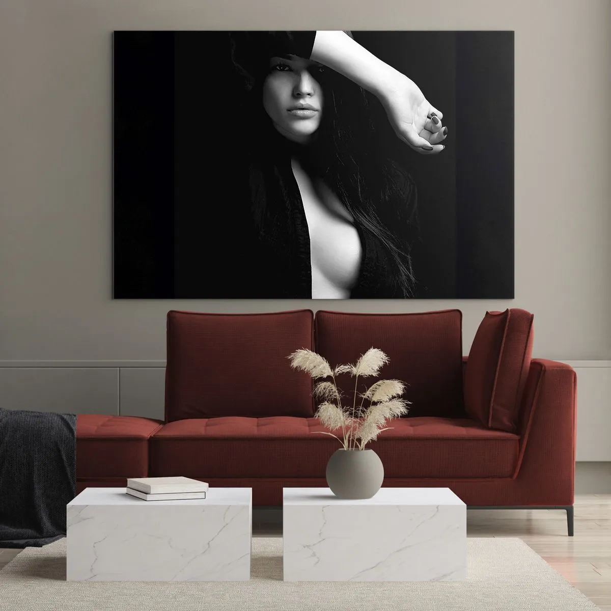 Obraz na szkle - Kobieta w czerni w zmysłowej pozie na ciemnym tle - 70x50cm - Szkoła uwodzenia - Nowoczesna dekoracja ścienna do salonu i sypialni ARTTOR
