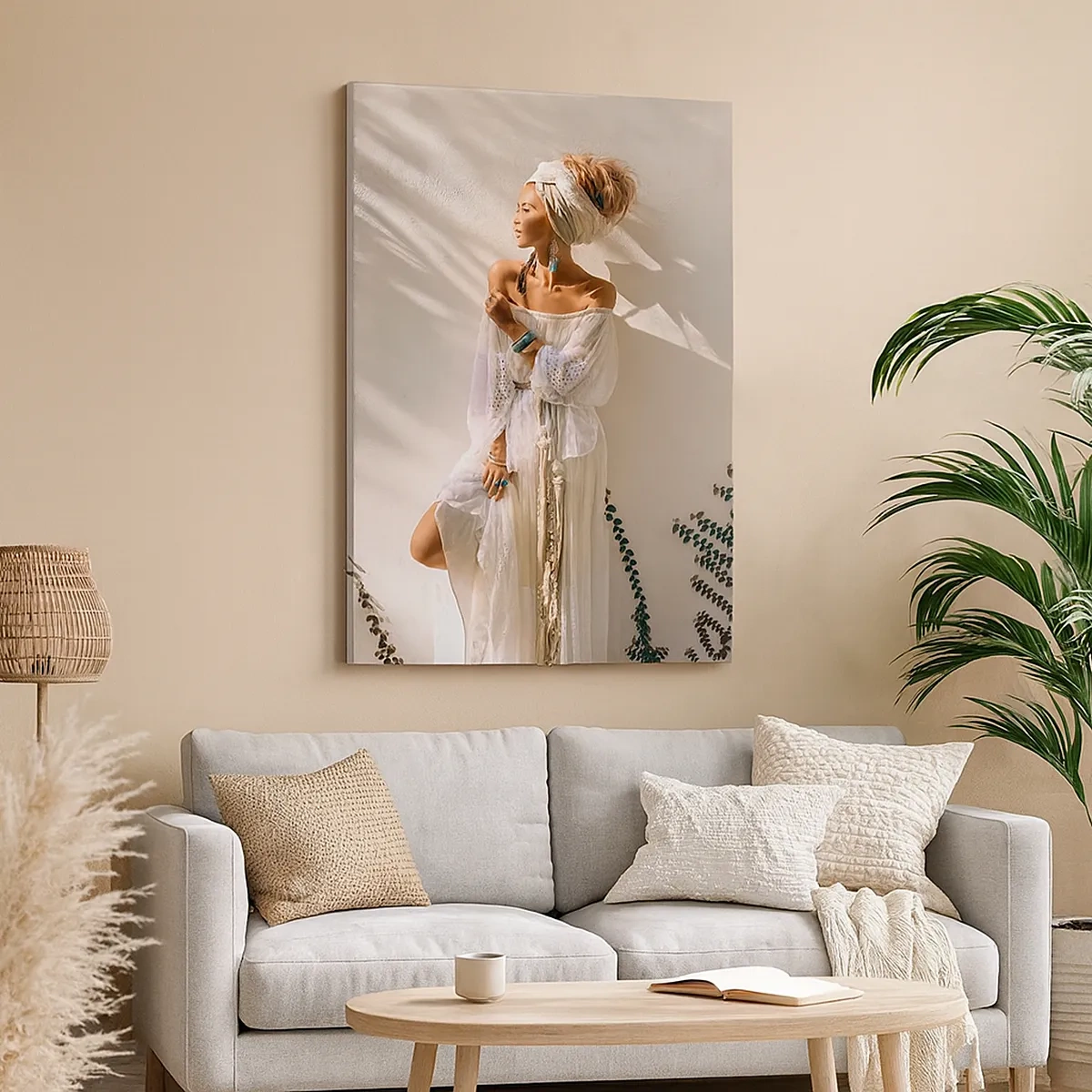 Obraz na płótnie - Kobieta w białej sukni w promieniach słońca na tle jasnej ściany - 50x70cm - Słońce i dziewczyna - Nowoczesna dekoracja ścienna do salonu, kuchni i sypialni ARTTOR