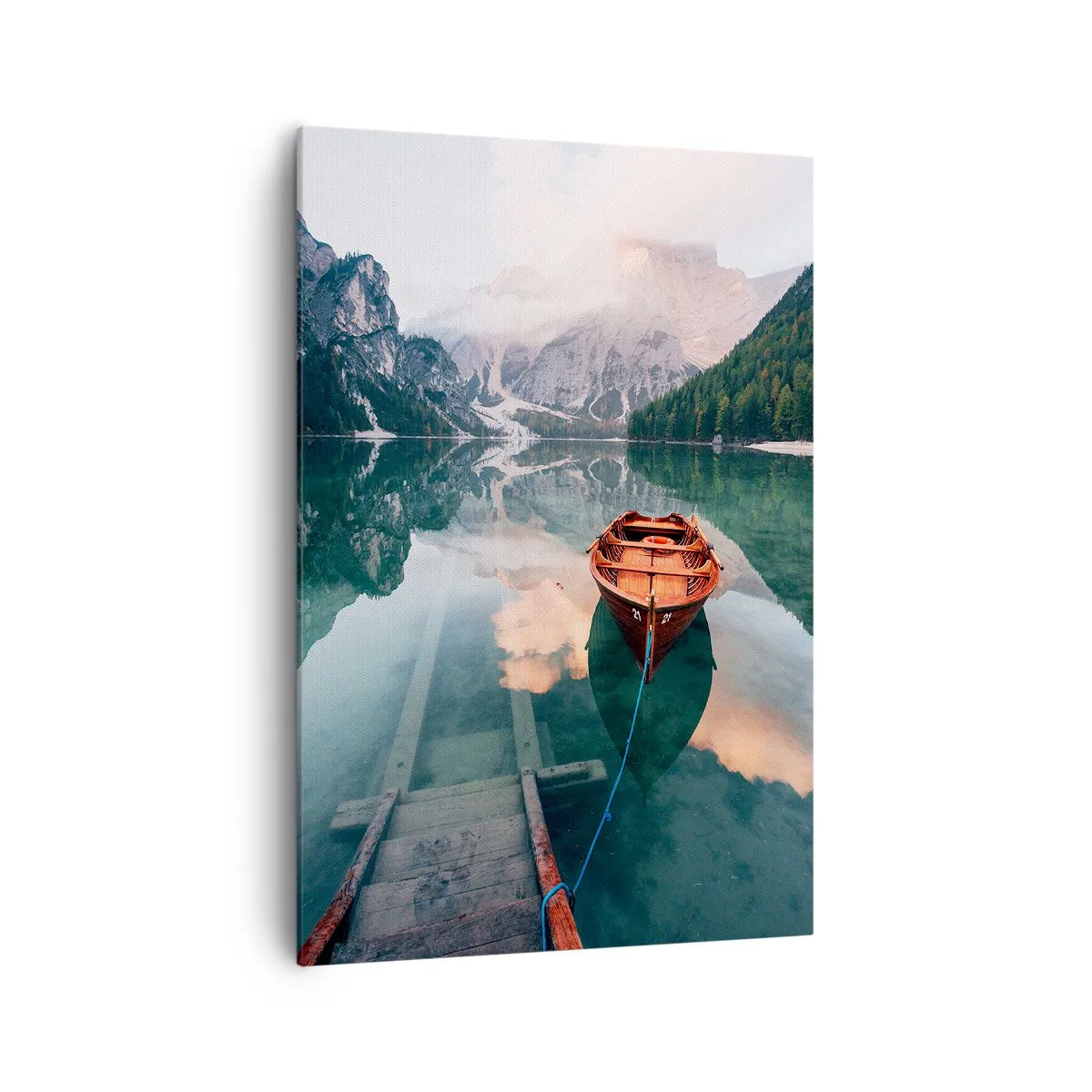 Obraz na płótnie - Drewniana łódź przycumowana do pomostu na tle gór i spokojnego jeziora - 70x100cm - Spokojny sen gór - Nowoczesna dekoracja ścienna do salonu i sypialni ARTTOR