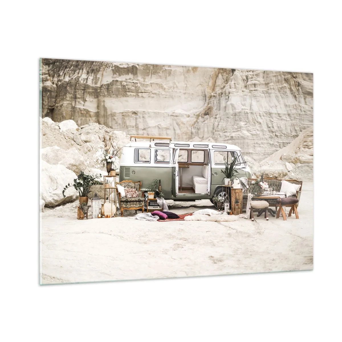 Obraz na szkle - Wnętrze kampera w pustynnej scenerii, z elementami boho i natury - 100x70cm - Podróż czas zacząć - Nowoczesna dekoracja ścienna do salonu, kuchni i sypialni ARTTOR