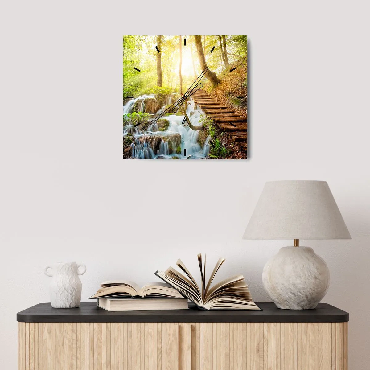 Zegar ścienny - Leśna ścieżka z drewnianymi schodami przy wodospadzie - 30x30cm - Upragniony chłód - Nowoczesna dekoracja ścienna do salonu i sypialni ARTTOR