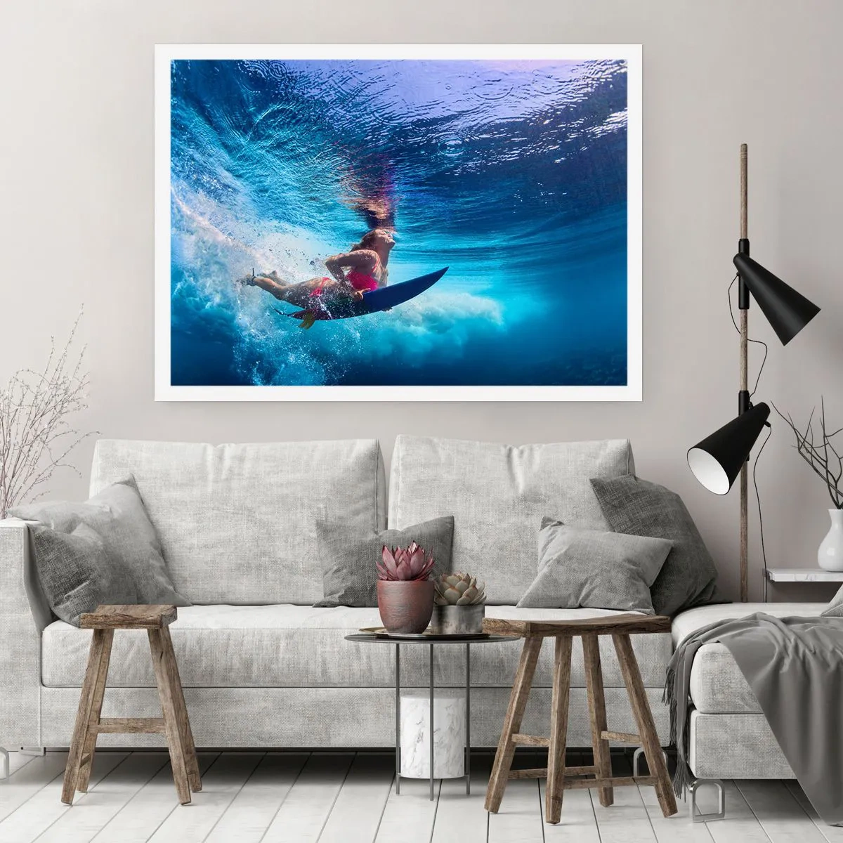Plakat - Surferka pod wodą w dynamicznej kompozycji w odcieniach błękitu - 100x70cm - Głębia radości - Nowoczesna dekoracja ścienna do salonu i sypialni ARTTOR