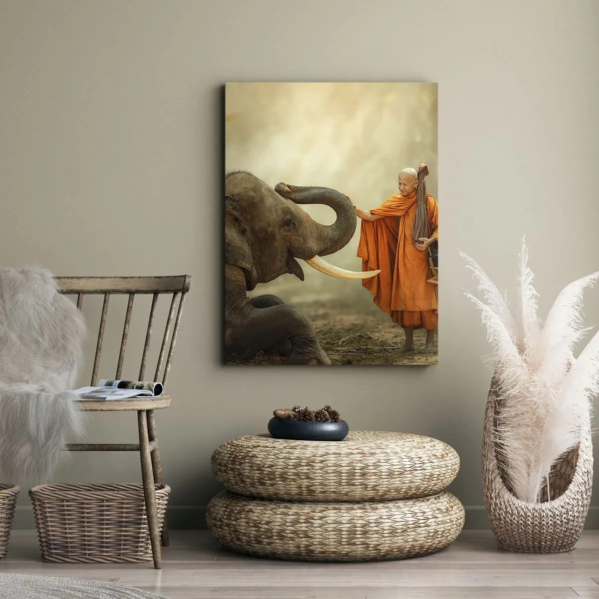 Obraz na płótnie - Mnich i słoń w harmonii na tle natury - 80x120cm - Spotkanie w podróży - Nowoczesna dekoracja ścienna do salonu i sypialni ARTTOR