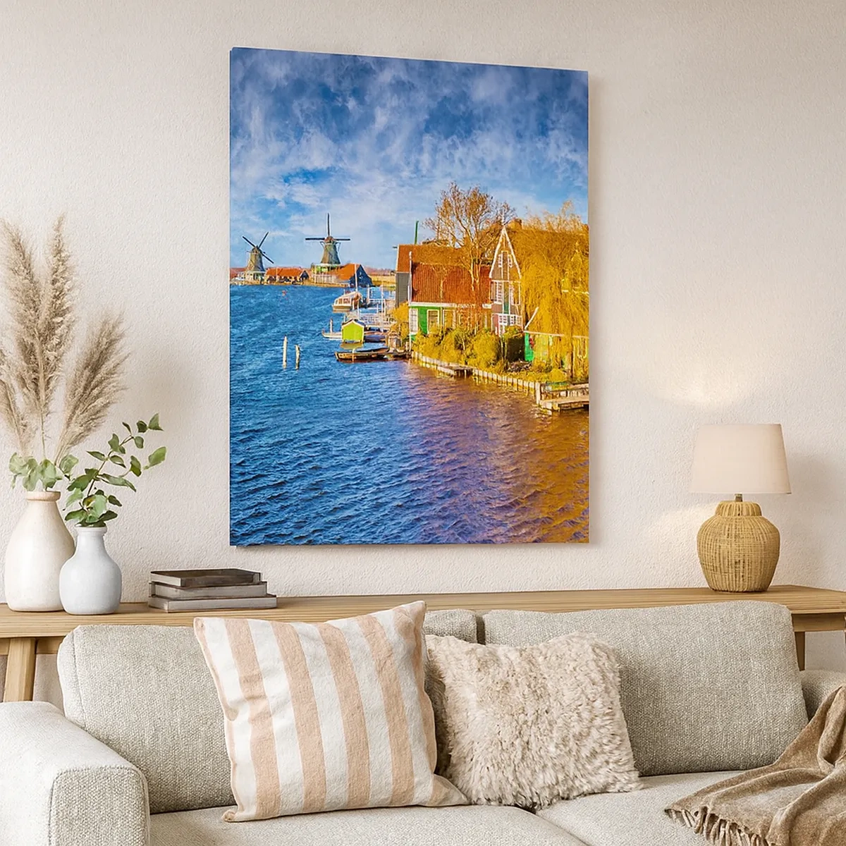 Obraz na płótnie - Malowniczy krajobraz nad wodą z wiatrakami w tle - 50x70cm - Od wieków bez zmian - Nowoczesna dekoracja ścienna do salonu, kuchni i sypialni ARTTOR