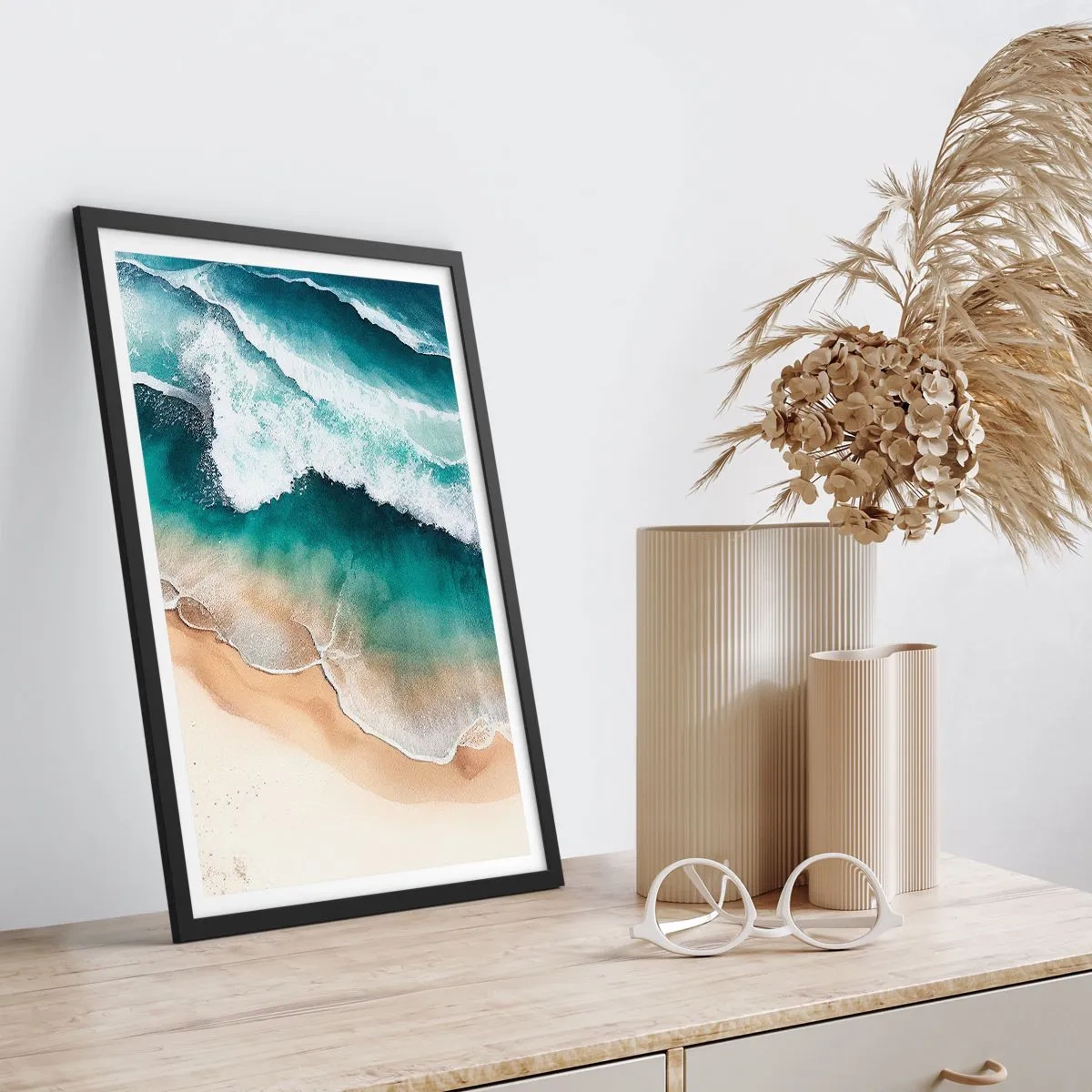 Plakat w czarnej ramie - Morskie fale rozbijające się o brzeg plaży - 50x70cm - Odwieczne spotkanie - Nowoczesna dekoracja ścienna do salonu i sypialni ARTTOR