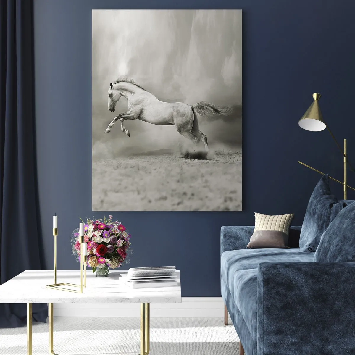 Obraz na szkle - Biały koń w skoku na tle chmur - 50x70cm - Między jawą a snem - Nowoczesna dekoracja ścienna do salonu, kuchni i sypialni ARTTOR