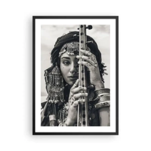 Plakat w czarnej ramie - Portret kobiety z orientalnymi ozdobami w stylu vintage - 50x70cm - Sama muzyka orientu - Nowoczesna dekoracja ścienna do salonu i sypialni ARTTOR