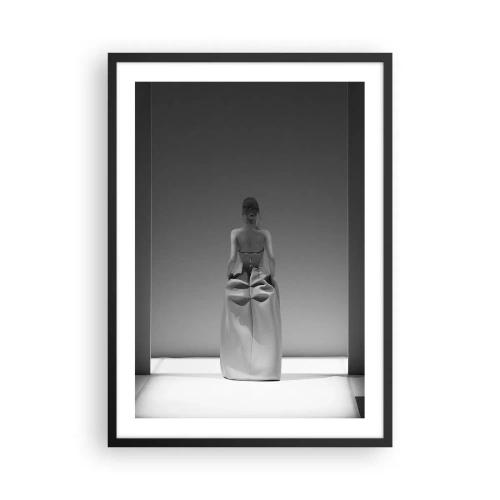 Plakat w czarnej ramie - Minimalistyczna fotografia kobiety na wybiegu w czerni i bieli - 50x70cm - Wyrafinowana prostota - Nowoczesna dekoracja ścienna do salonu i sypialni ARTTOR