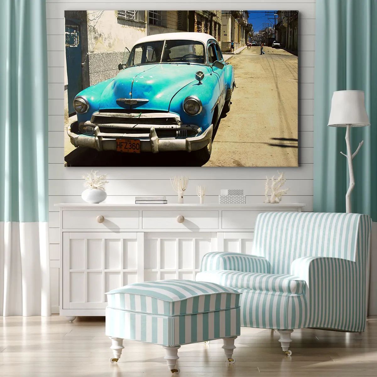 Obraz na płótnie - Niebieski klasyczny samochód na ulicy w słoneczny dzień - 70x50cm - Evviva Cuba! - Nowoczesna dekoracja ścienna do salonu i sypialni ARTTOR