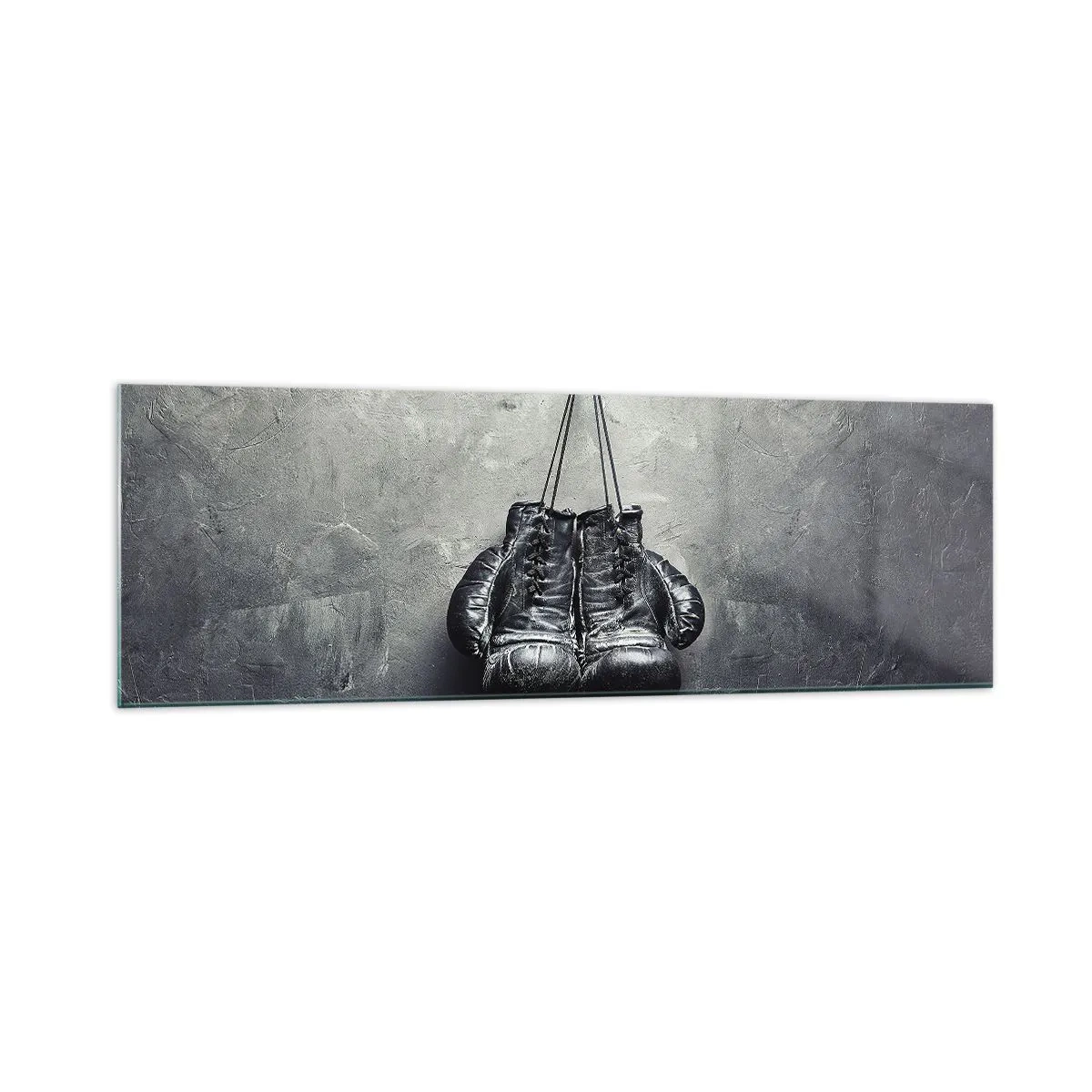 Obraz na szkle - Stare rękawice bokserskie na tle ściany - 160x50cm - Czas walki i czas pokoju - Nowoczesna dekoracja ścienna do salonu i sypialni ARTTOR
