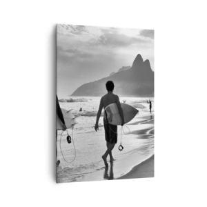 Obraz na płótnie - Dwóch surferów idących po plaży z deskami w czarno-białej tonacji - 70x100cm - Samba na jedną falę - Nowoczesna dekoracja ścienna do salonu i sypialni ARTTOR