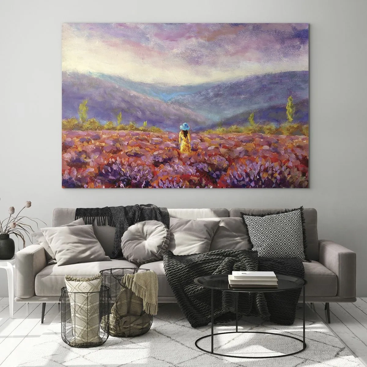 Obraz na szkle - Postać w kapeluszu pośród pola lawendy o zmierzchu - 70x50cm - W lawendowym świecie - Nowoczesna dekoracja ścienna do salonu i sypialni ARTTOR