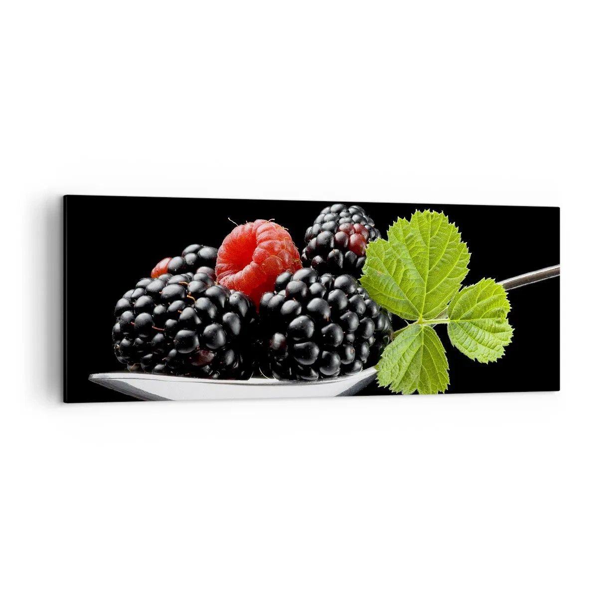 Obraz na płótnie - Jeżyny i maliny na łyżeczce z listkiem na czarnym tle - 140x50cm - Smak świeżości - Nowoczesna dekoracja ścienna do salonu i sypialni ARTTOR