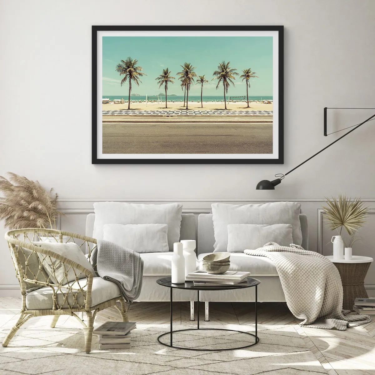 Plakat w czarnej ramie - Palmy na plaży z widokiem na morze i błękitne niebo - 70x50cm - Na straży plaży - Nowoczesna dekoracja ścienna do salonu i sypialni ARTTOR