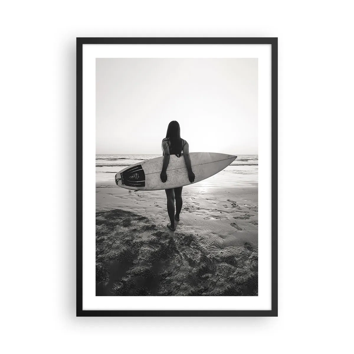 Plakat w czarnej ramie - Kobieta z deską surfingową na plaży o zachodzie słońca - 50x70cm - Córka morskiej fali - Nowoczesna dekoracja ścienna do salonu i sypialni ARTTOR
