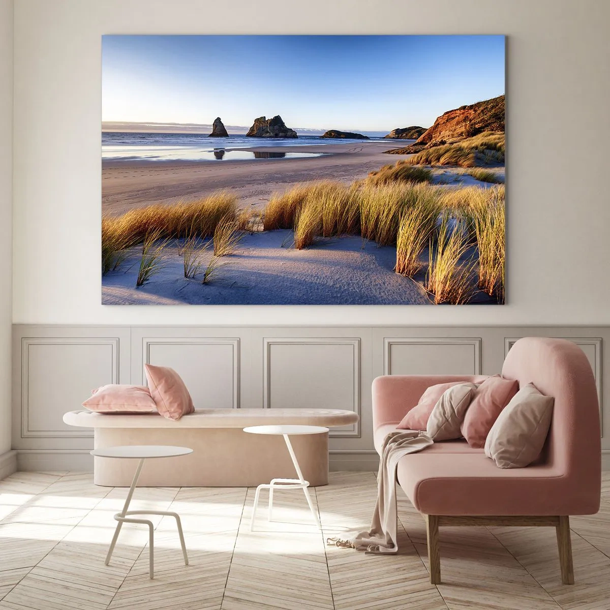 Obraz na szkle - Plaża o świcie z trawami i skałami w tle przy spokojnym morzu - 70x50cm - Dla poszukiwaczy spokoju - Nowoczesna dekoracja ścienna do salonu i sypialni ARTTOR