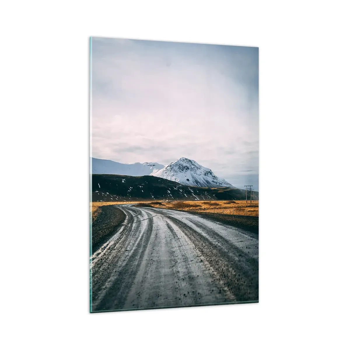 Obraz na szkle - Droga prowadząca w stronę ośnieżonych gór pod zachmurzonym niebem - 80x120cm - W islandzkim klimacie - Nowoczesna dekoracja ścienna do salonu i sypialni ARTTOR