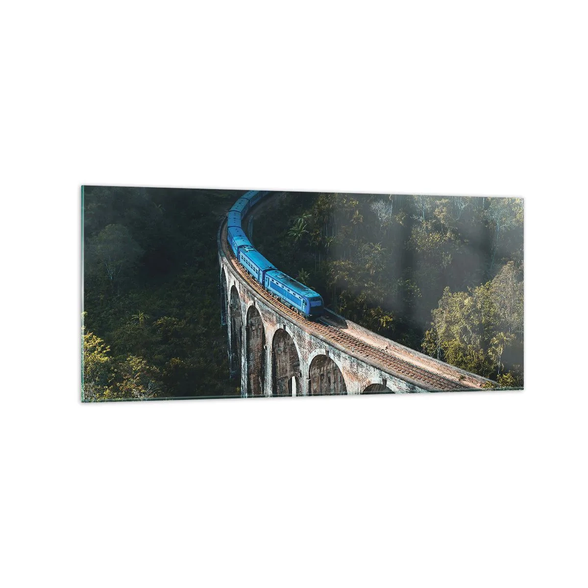 Obraz na szkle - Niebieski pociąg na zabytkowym wiadukcie wśród lasów - 120x50cm - Pociąg do natury - Nowoczesna dekoracja ścienna do salonu i sypialni ARTTOR