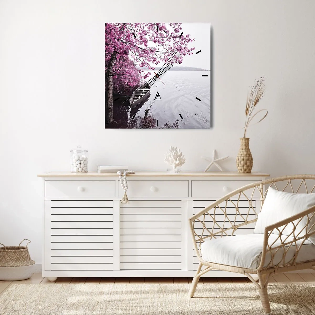 Zegar ścienny - Łódka przy brzegu jeziora wśród różowych drzew - 30x30cm - W różowej ciszy - Nowoczesna dekoracja ścienna do salonu i sypialni ARTTOR