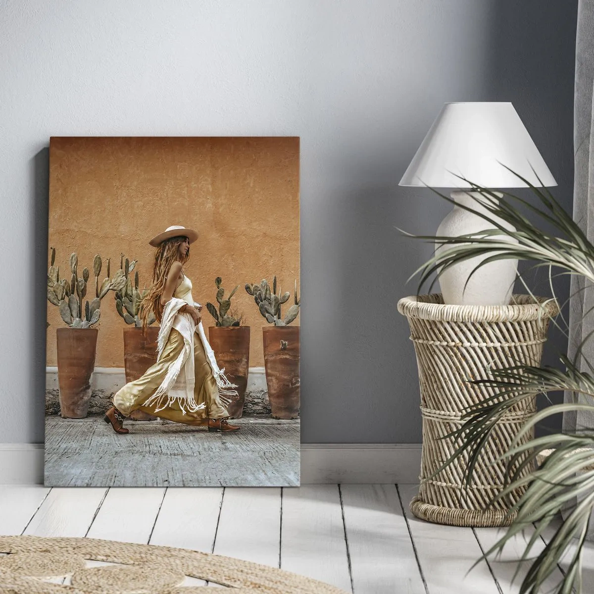 Obraz na płótnie - Kobieta w stylu boho na tle donic z kaktusami - 70x100cm - W stylu hippie - Nowoczesna dekoracja ścienna do salonu i sypialni ARTTOR