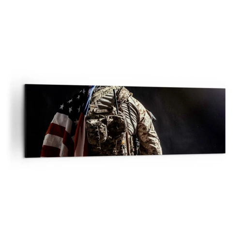 Obraz na płótnie - Żołnierz w mundurze z flagą na tle ciemności - 160x50cm - Właśnie dlatego - Nowoczesna dekoracja ścienna do salonu i sypialni ARTTOR