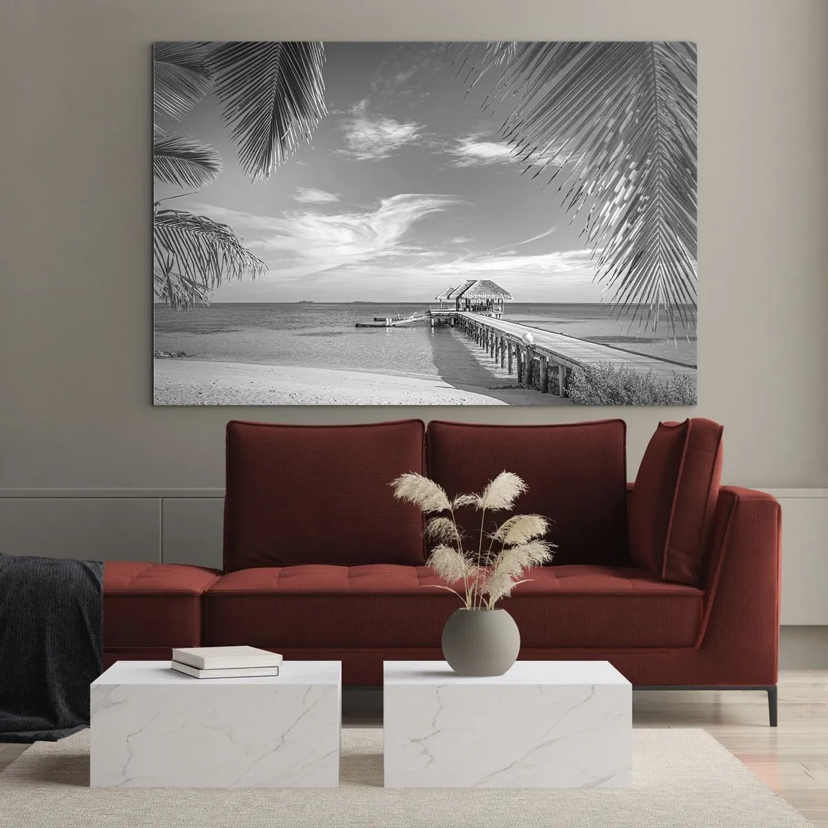 Obraz na szkle - Czarno-białe ujęcie tropikalnej plaży z pomostem - 70x50cm - Wspomnienie czy marzenie? - Nowoczesna dekoracja ścienna do salonu i sypialni ARTTOR