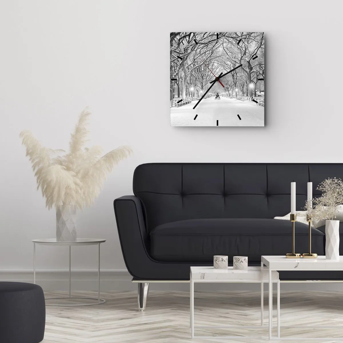 Zegar ścienny - Zimowa alejka z drzewami pokrytymi śniegiem w monochromatycznym ujęciu - 30x30cm - Cztery pory roku – zima - Nowoczesna dekoracja ścienna do salonu i sypialni ARTTOR