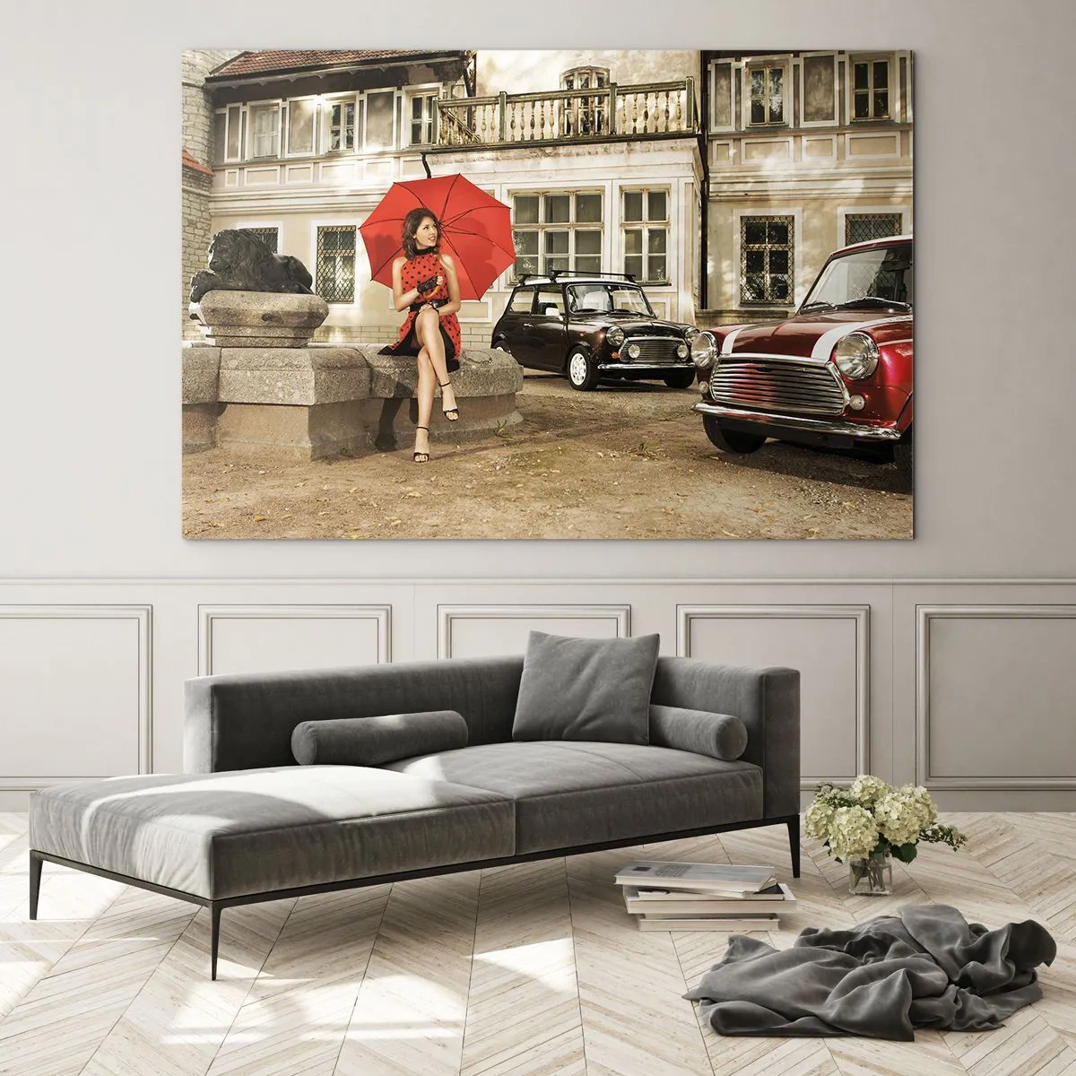 Obraz na szkle - Kobieta z czerwonym parasolem i klasyczne samochody - 120x80cm - Minipodróż sentymentalna - Nowoczesna dekoracja ścienna do salonu, kuchni i sypialni ARTTOR