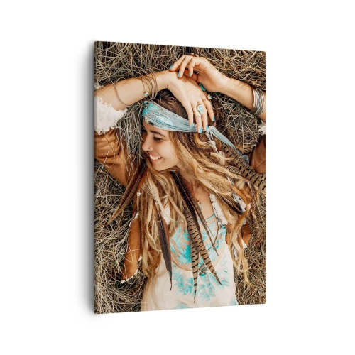 Obraz na płótnie - Kobieta w stylu boho z dredami i piórami leżąca na sianie - 50x70cm - W drodze do lata miłości - Nowoczesna dekoracja ścienna do salonu, kuchni i sypialni ARTTOR