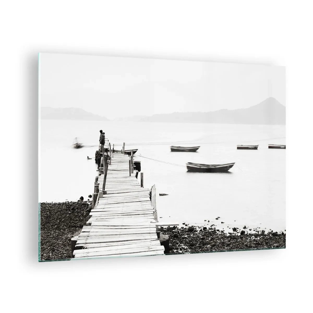 Obraz na szkle - Czarno-biały widok drewnianego pomostu nad jeziorem - 70x50cm - Nad wodą cichą i czystą - Nowoczesna dekoracja ścienna do salonu i sypialni ARTTOR