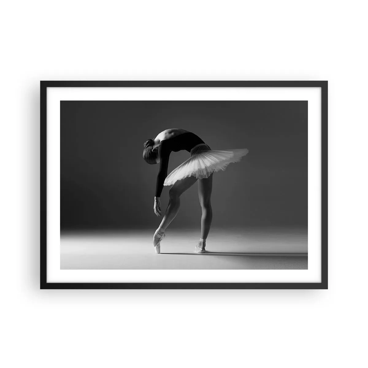 Plakat w czarnej ramie - Baletnica w eleganckiej pozie na czarno-białym tle - 70x50cm - Bella balerina - Nowoczesna dekoracja ścienna do salonu i sypialni ARTTOR