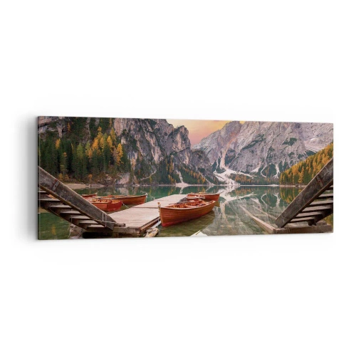 Obraz na płótnie - Górskie jezioro z łodziami o zachodzie słońca - 140x50cm - Obietnica dnia - Nowoczesna dekoracja ścienna do salonu i sypialni ARTTOR
