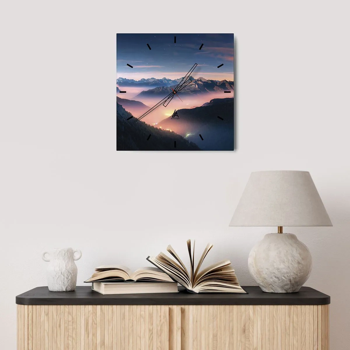 Zegar ścienny - Górski krajobraz z doliną wypełnioną mgłą - 30x30cm - Światło w dolinach - Nowoczesna dekoracja ścienna do salonu i sypialni ARTTOR