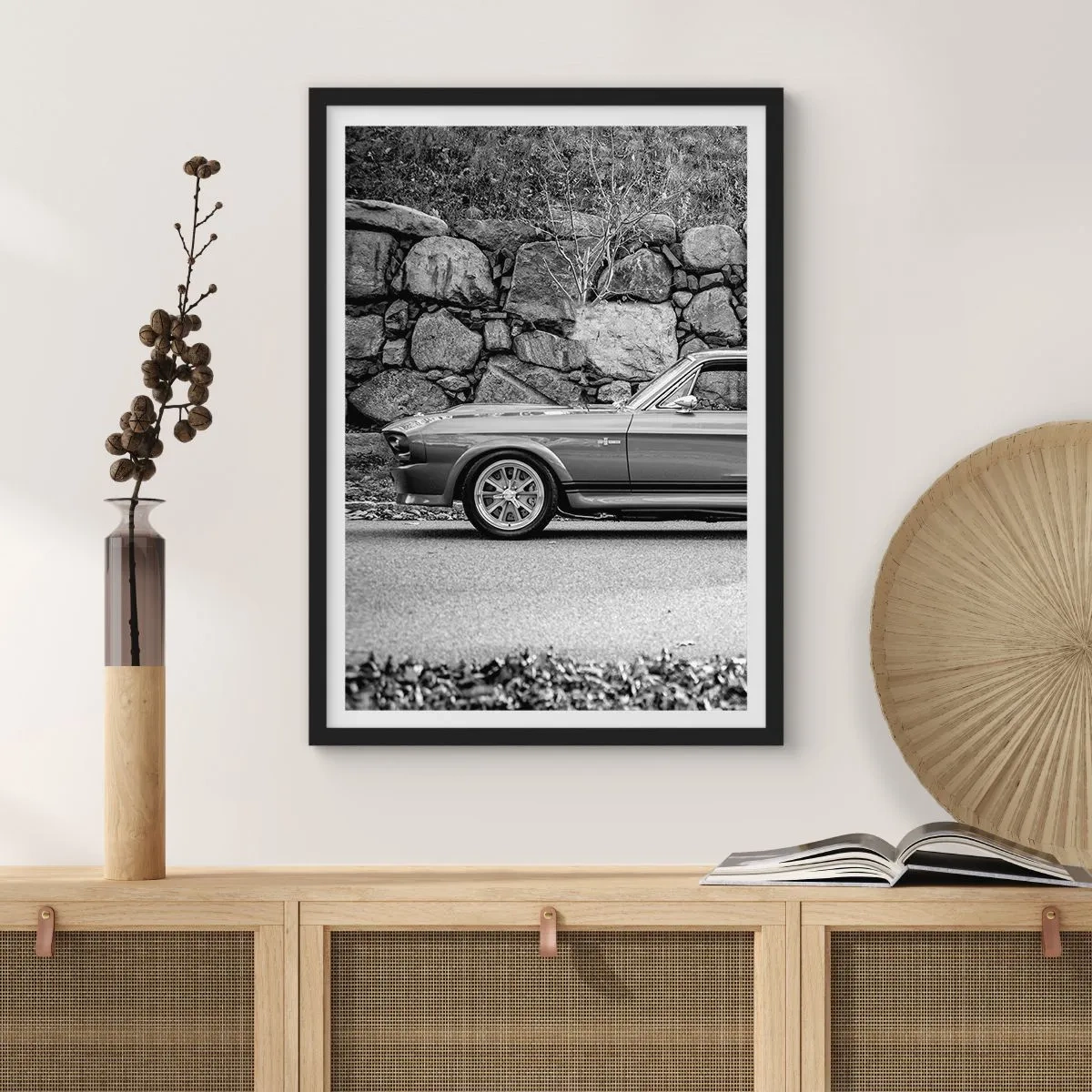 Plakat w czarnej ramie - Czarno-biały klasyczny samochód na tle kamiennego muru - 50x70cm - Legenda lat 60. - Nowoczesna dekoracja ścienna do salonu i sypialni ARTTOR