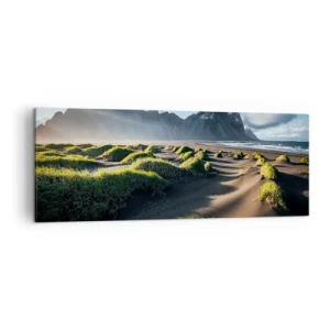 Obraz na płótnie - Zielone wydmy z górskim tłem pod błękitnym niebem - 140x50cm - Harmonia żywiołów - Nowoczesna dekoracja ścienna do salonu i sypialni ARTTOR