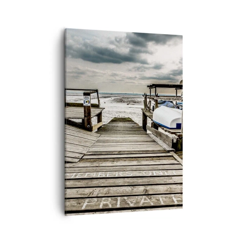 Obraz na płótnie - Drewniany pomost prowadzący na piaszczystą plażę pod zachmurzonym niebem - 50x70cm - Plaża północy - Nowoczesna dekoracja ścienna do salonu, kuchni i sypialni ARTTOR
