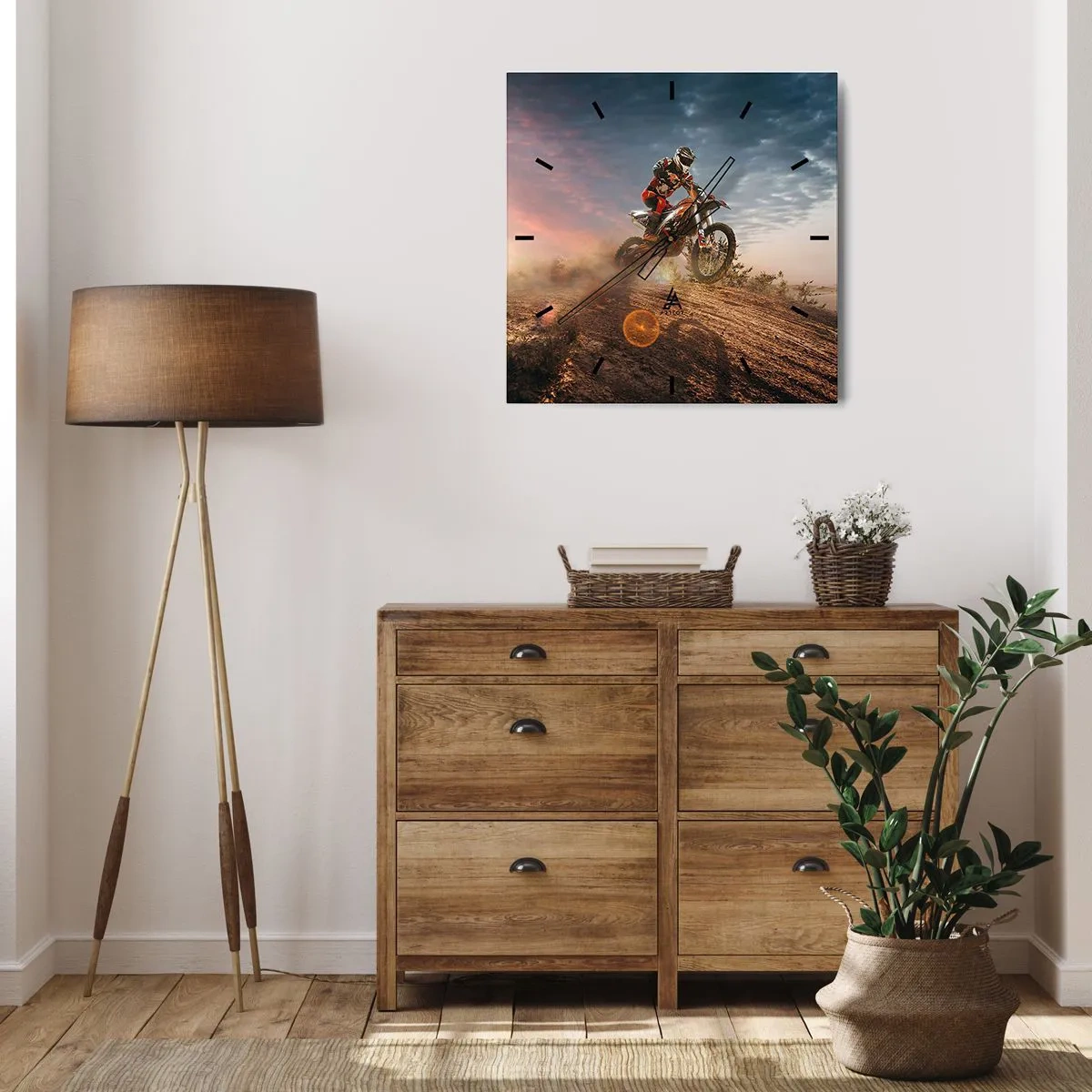 Zegar ścienny - Motocyklista na wydmach o zachodzie słońca - 30x30cm - Po zwycięstwo - Nowoczesna dekoracja ścienna do salonu i sypialni ARTTOR