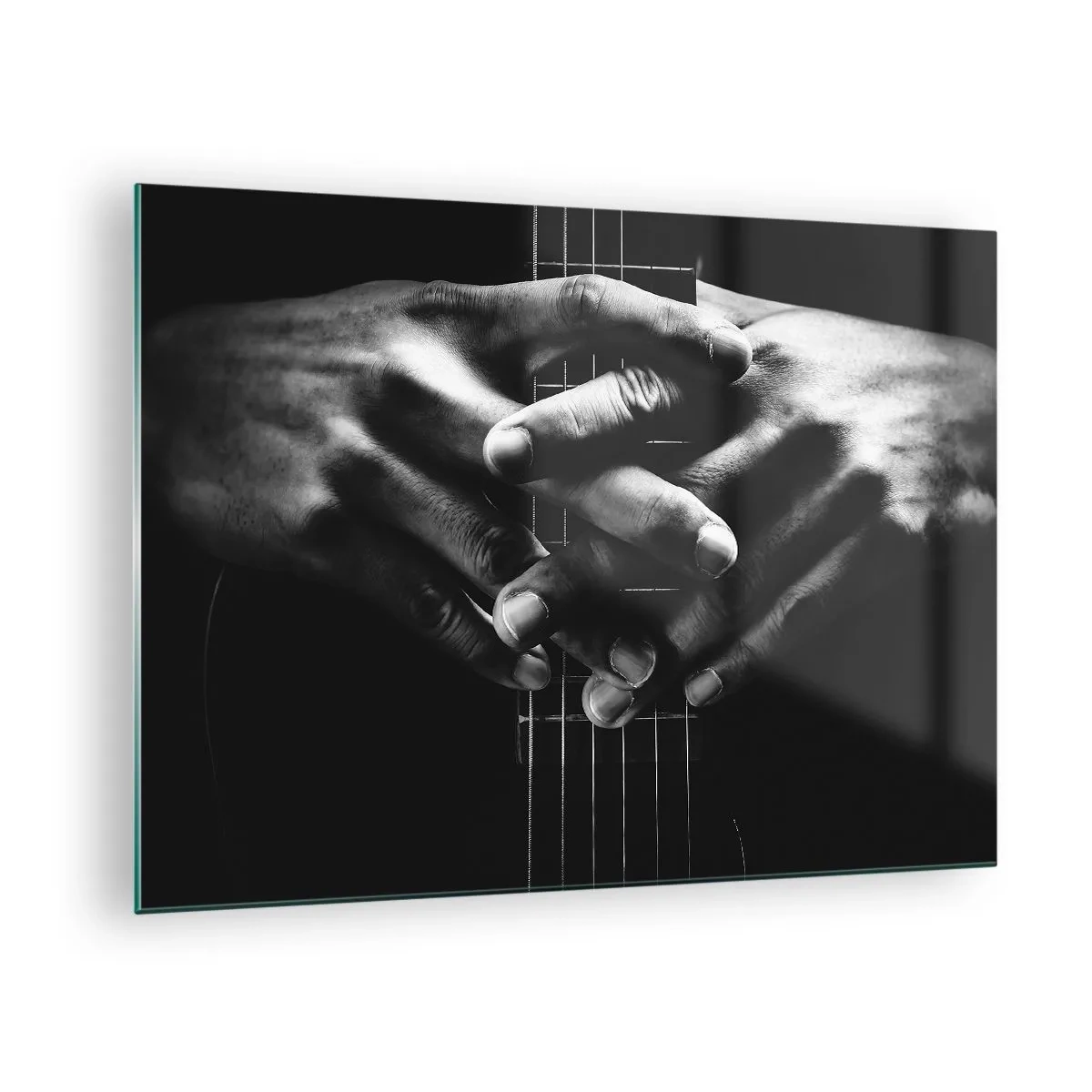 Obraz na szkle - Złożone dłonie oparte o gryf gitary w czerni i bieli - 70x50cm - Modlitwa artysty - Nowoczesna dekoracja ścienna do salonu i sypialni ARTTOR