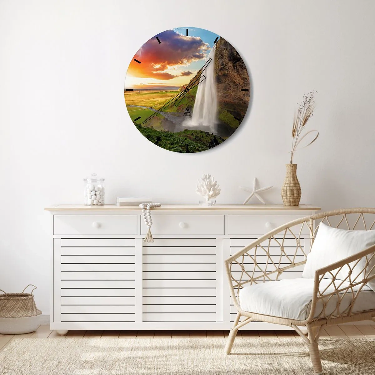 Zegar ścienny - Wodospad wśród islandzkiego krajobrazu o zachodzie słońca - 30x30cm - Pełnia islandzkiego lata - Nowoczesna dekoracja ścienna do salonu, kuchni i sypialni ARTTOR