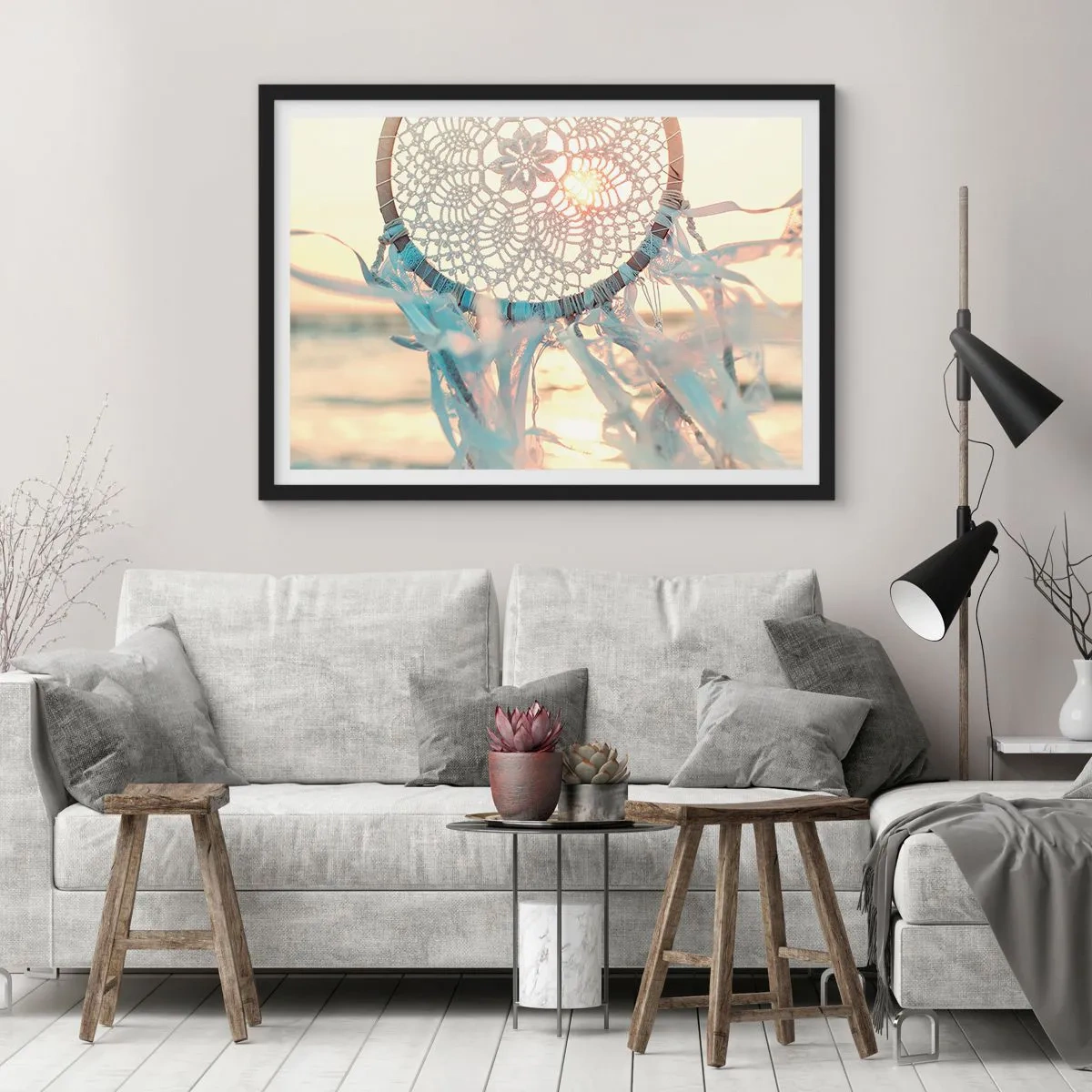 Plakat w czarnej ramie - Delikatny łapacz snów na tle zachodzącego słońca - 100x70cm - Koronkowy totem - Nowoczesna dekoracja ścienna do salonu i sypialni ARTTOR