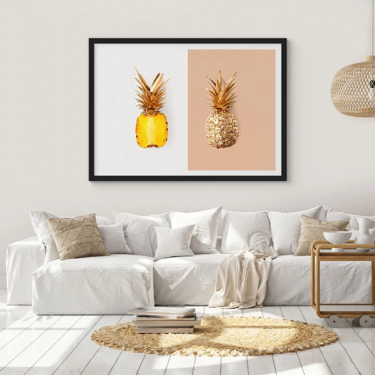 Plakat w czarnej ramie - Połówka świeżego i złotego ananasa na kontrastowym tle - 70x50cm - Ananas dla nas - Nowoczesna dekoracja ścienna do salonu i sypialni ARTTOR