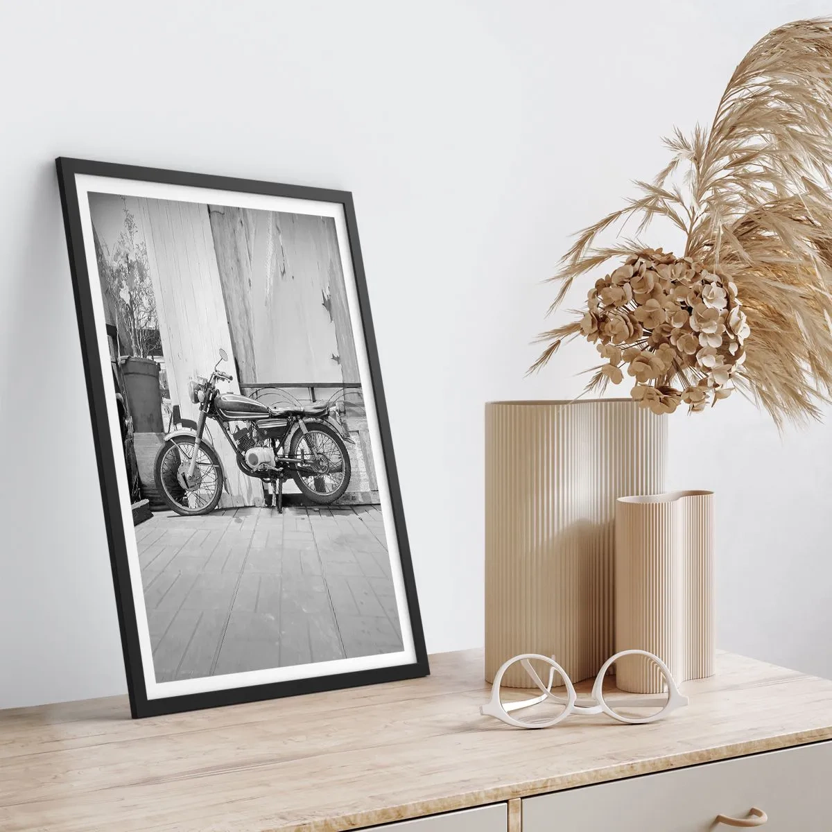 Plakat w czarnej ramie - Retro motocykl na tle drewnianej ściany - 50x70cm - Klasyka ponad wszystko - Nowoczesna dekoracja ścienna do salonu i sypialni ARTTOR