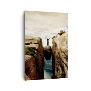 Obraz na płótnie - Człowiek stojący na zaklinowanym kamieniu między skałami - 70x100cm - Jak się czuję?! - Nowoczesna dekoracja ścienna do salonu i sypialni ARTTOR