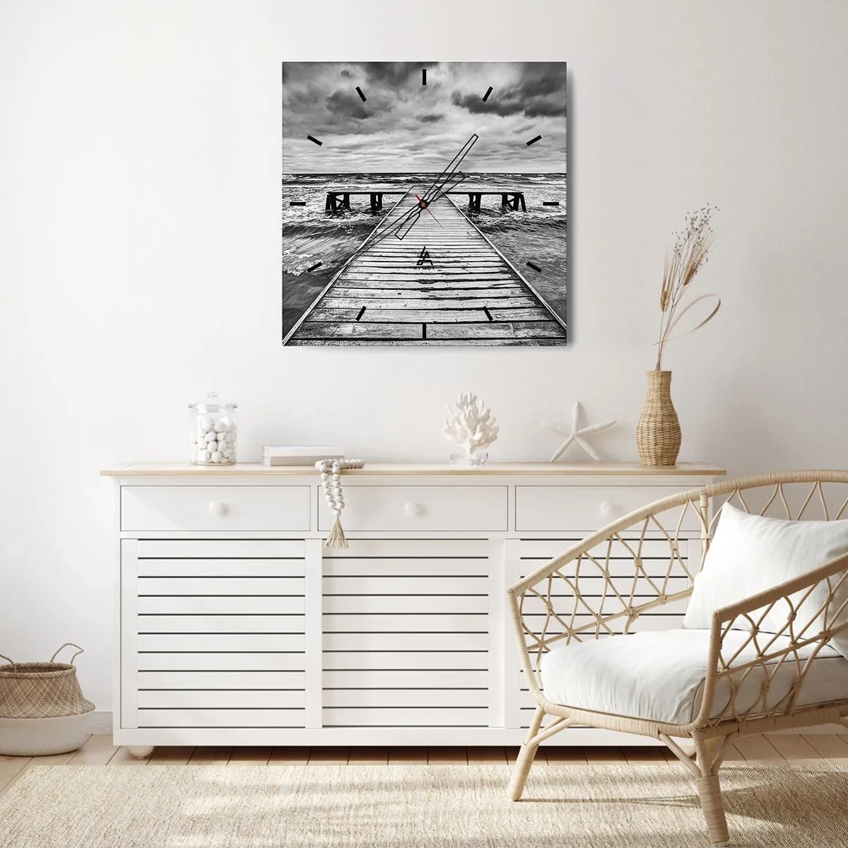 Zegar ścienny - Czarno-biały widok drewnianego pomostu nad wzburzonym morzem - 30x30cm - Czekam na wiatr, co rozgoni… - Nowoczesna dekoracja ścienna do salonu i sypialni ARTTOR