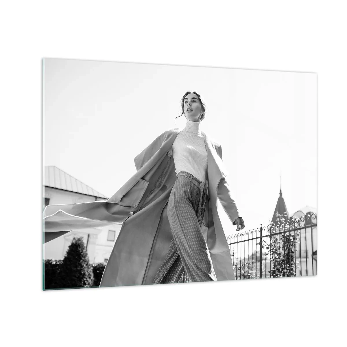 Obraz na szkle - Stylowa kobieta w ruchu na tle miejskiej architektury - 70x50cm - Idziesz ze mną? - Nowoczesna dekoracja ścienna do salonu i sypialni ARTTOR
