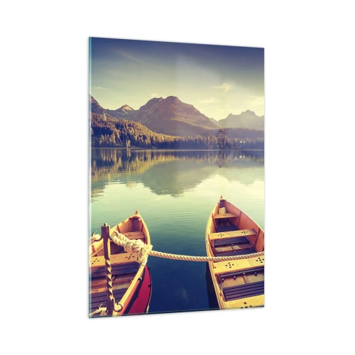 Obraz na szkle - Drewniane łodzie na spokojnym jeziorze otoczonym górami - 50x70cm - Żyć według jej praw - Nowoczesna dekoracja ścienna do salonu, kuchni i sypialni ARTTOR