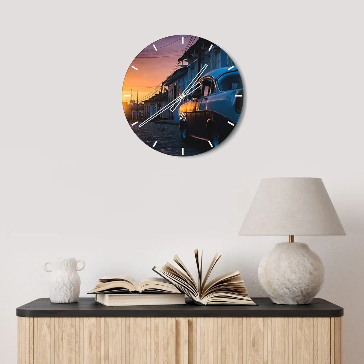 Zegar ścienny - Zabytkowy samochód na ulicy o zachodzie słońca - 30x30cm - Tutaj zwalnia czas - Nowoczesna dekoracja ścienna do salonu, kuchni i sypialni ARTTOR