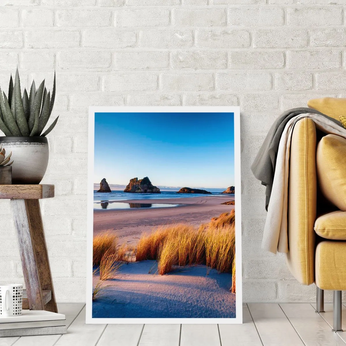 Plakat - Malownicza plaża z trawami i skałami na tle spokojnego oceanu - 50x70cm - Dla poszukiwaczy spokoju - Nowoczesna dekoracja ścienna do salonu, kuchni i sypialni ARTTOR