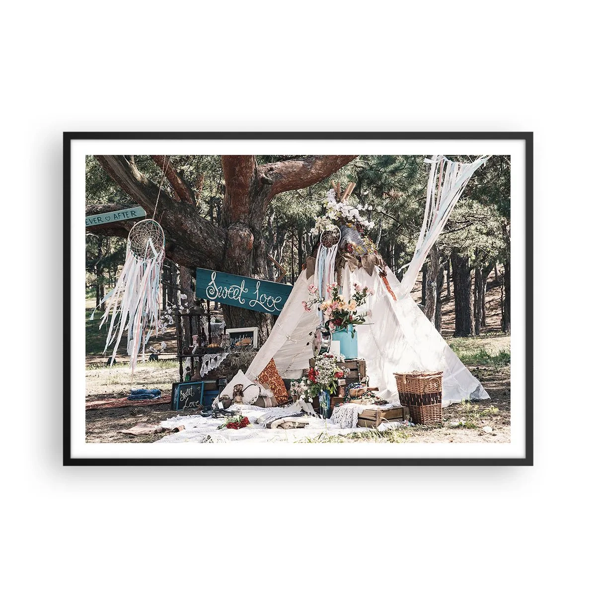 Plakat w czarnej ramie - Dekoracja boho z tipi w lesie - 100x70cm - Make love… - Nowoczesna dekoracja ścienna do salonu i sypialni ARTTOR